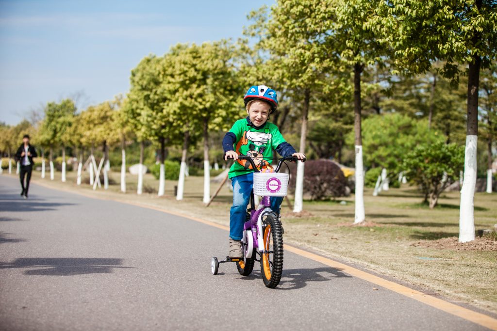 Xe đạp có bánh hỗ trợ phù hợp với các bé từ 3-5 tuổi