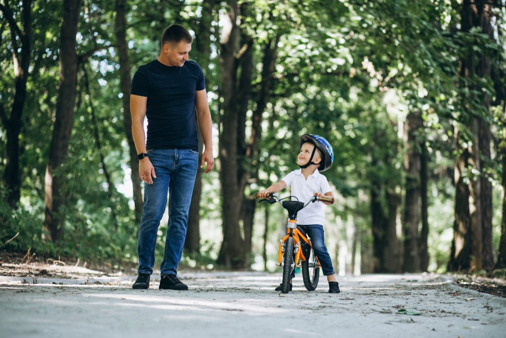 Xe thăng bằng thích hợp cho trẻ từ 18 tháng tuổi bắt đầu giai đoạn làm quen với xe đạp
