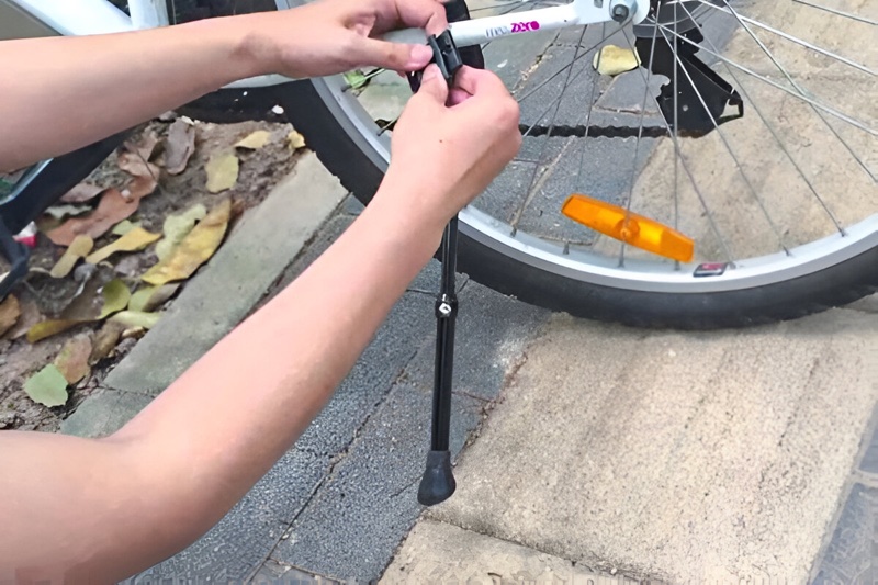 Tự lắp đặt chân chống xe đạp cho trẻ tại nhà đơn giản