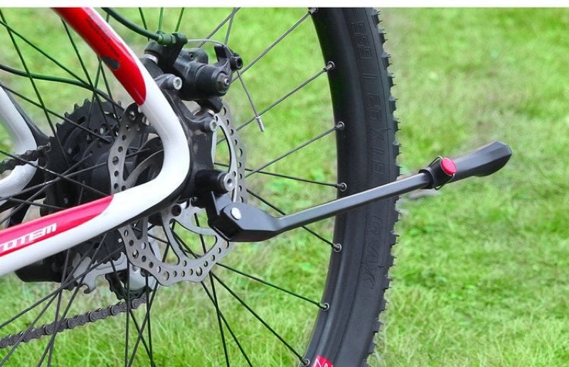 Chân chống xe đạp carbon đảm bảo sự vững chãi trên các bề mặt không bằng phẳng hoặc trơn trượt